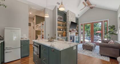 Charming cottage in historic Summerville 1 king, 1 set bunk beds, heated pool