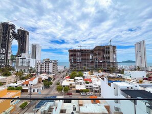 Apartamento conforto, sacada, vista parcial para o oceano | Vista da sacada