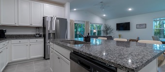  Cozy Modern 3 BR Retreat w/ Fast Wi‑Fi / Office Desk & Self Check‑in – Ocala