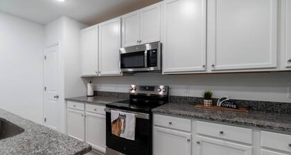 Cozy Modern 3 BR Retreat w/ Fast Wi‑Fi / Office Desk & Self Check‑in – Ocala