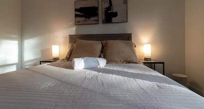 Cozy Modern 3 BR Retreat w/ Fast Wi‑Fi / Office Desk & Self Check‑in – Ocala