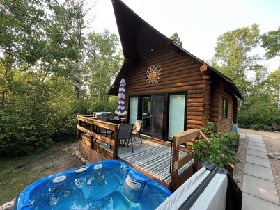 Sand Lake Log Cabin with Hot Tub