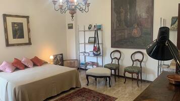 1 habitación, wifi y ropa de cama