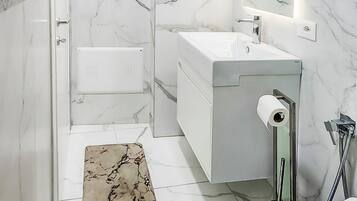 Regadera, secadora de cabello, toallas, jabón