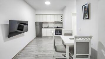 Refrigerador, horno, parrilla de estufa y cafetera y tetera