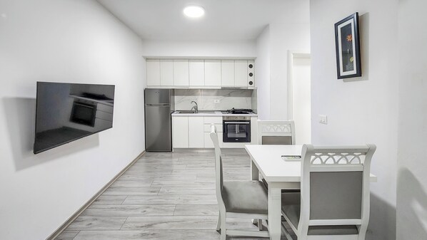 Fridge, oven, stovetop, coffee/tea maker