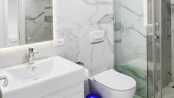 Douche, sĂšche-cheveux, serviettes fournies, savon
