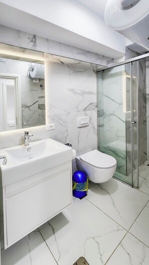 Dusche, Haartrockner, Handtücher, Seife