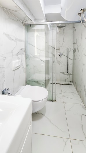 Douche, articles de toilette gratuits, sèche-cheveux, chaussons