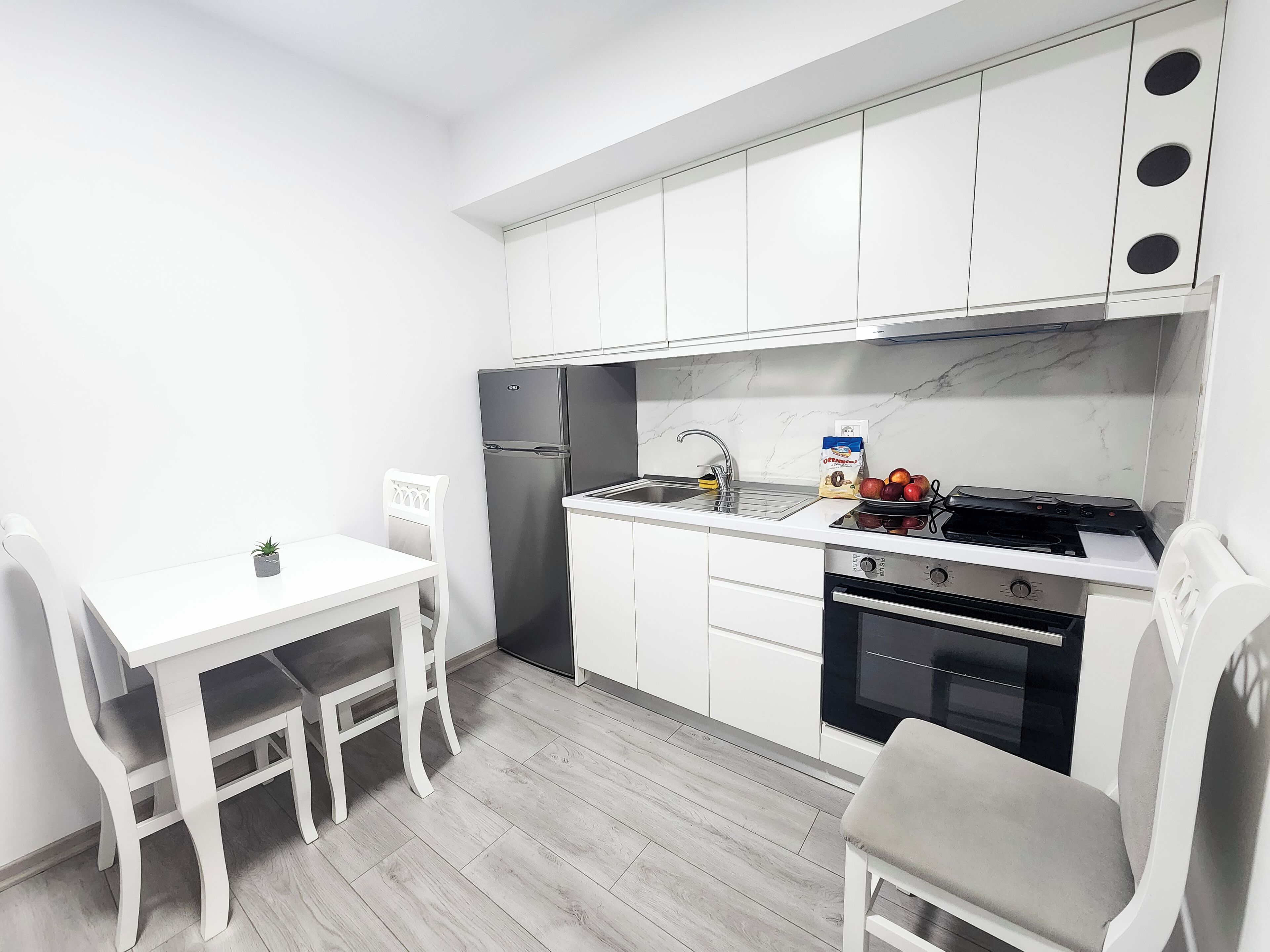 Coffee/tea maker, fridge, oven, stovetop
