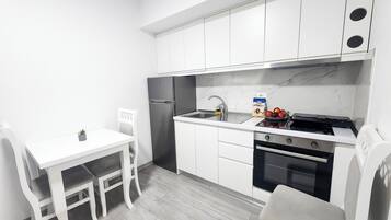 Coffee/tea maker, fridge, oven, stovetop