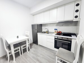 Fridge, oven, stovetop, coffee/tea maker