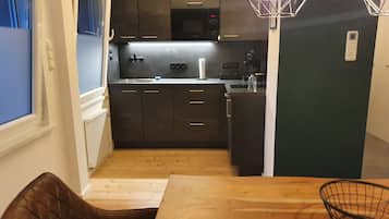 Kühlschrank, Mikrowelle, Herdplatte, Geschirrspüler