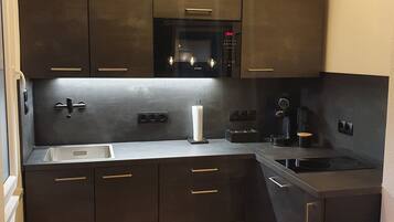 Kühlschrank, Mikrowelle, Herdplatte, Geschirrspüler