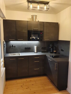 Geladeira, micro-ondas, cooktop, lava-louças