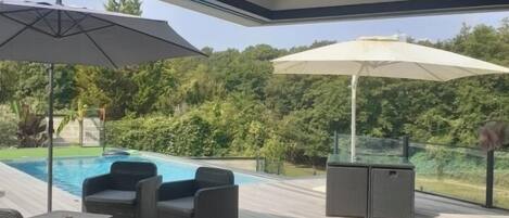 Utendørsbasseng og et oppvarmet basseng