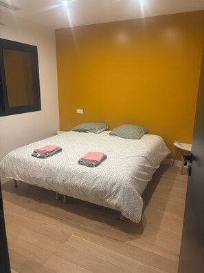 3 bedrooms, iron/ironing board, free WiFi, bed sheets