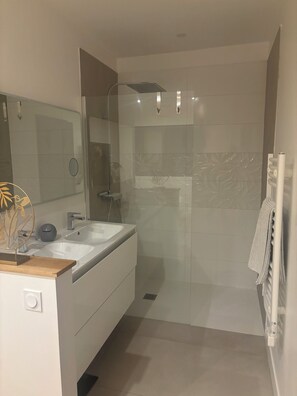 Douche, serviettes fournies, papier toilette