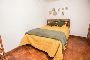 5 bedrooms, iron/ironing board, WiFi, bed sheets