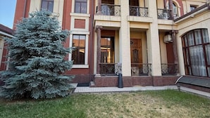 A two-story building with a symmetrical facade, featuring a central entrance with a balcony. - Sheyx Plaza (Tashkent)