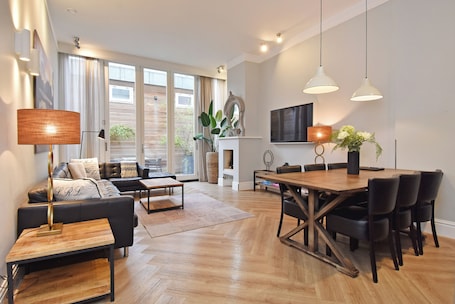 Royal 82 | Living area. Park Central Short Stay