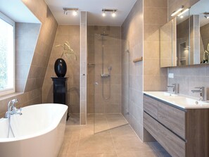 Royal 82E | Bathroom - Park Central Short Stay (The Hague)