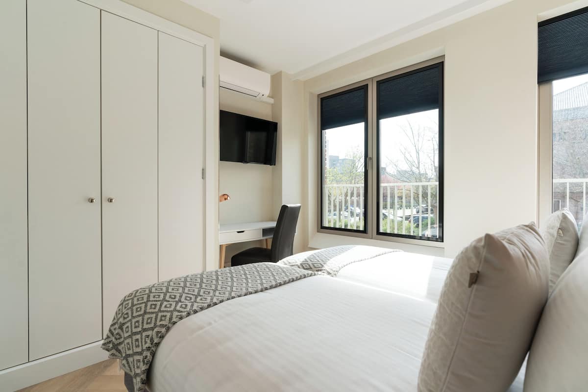 Executive 102A | Iron/ironing board, free WiFi
