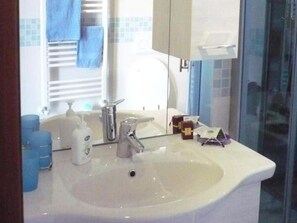 Doccia, asciugacapelli, bidet, asciugamani