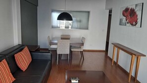 Appartement, 1 slaapkamer, niet-roken, balkon | Woonruimte | Een 1-inch televisie met kabelzenders