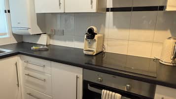 Een microgolfoven, een oven, een kookplaat, een vaatwasser