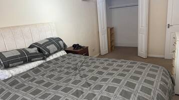 Tabla de planchar con plancha, wifi y ropa de cama