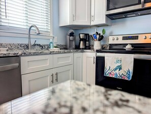 Mikrovågsugn, ugn, spishäll och diskmaskin