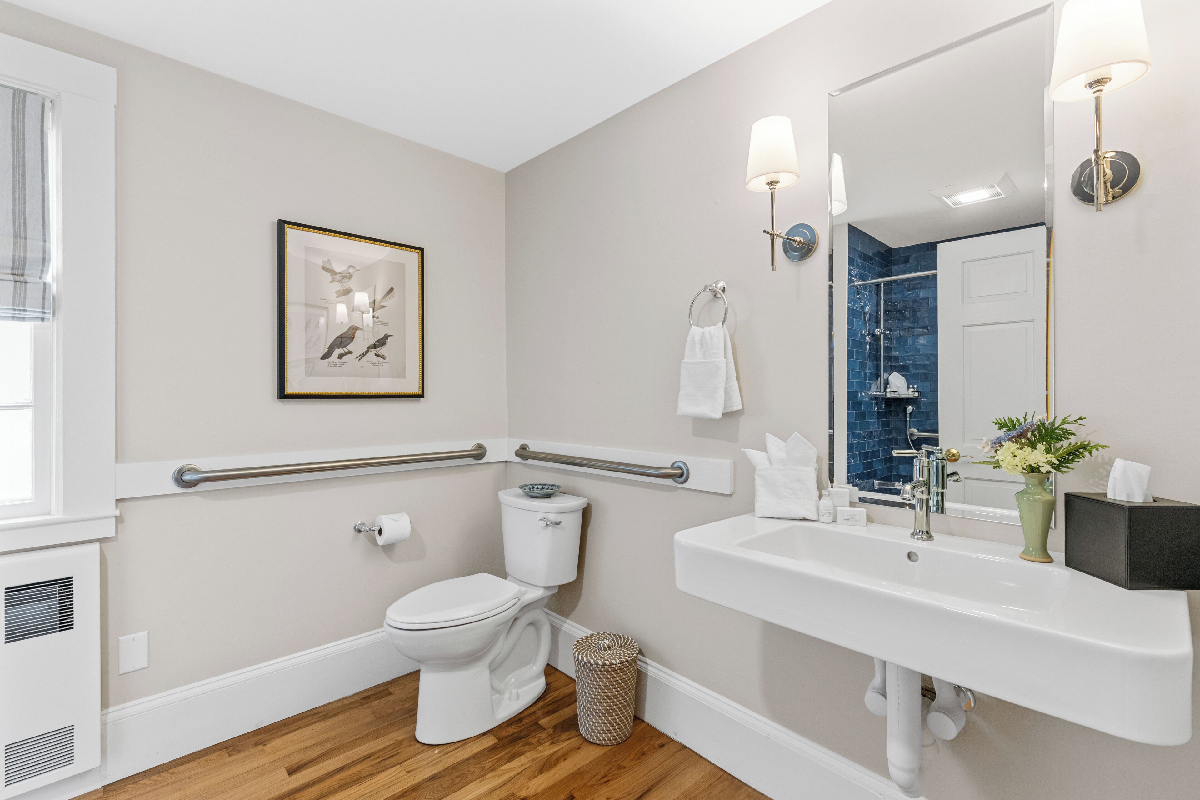 Une salle de bain moderne équipée de toilettes, d’un lavabo et d’une douche.