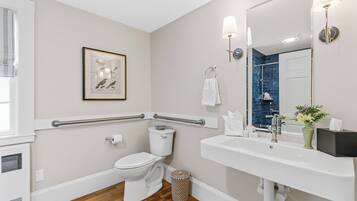 Une salle de bain moderne équipée de toilettes, d’un lavabo et d’une douche.