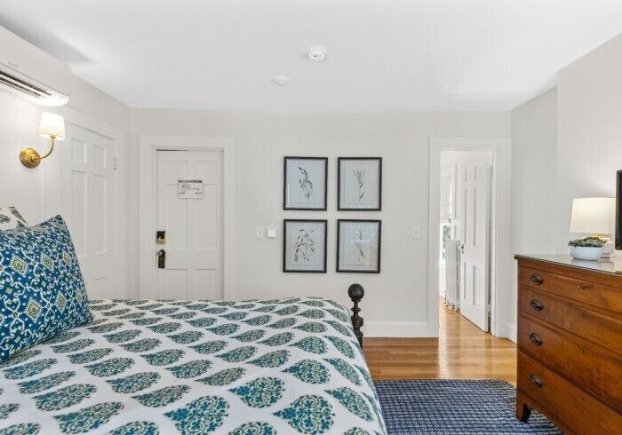 Manner House 3rd Floor - 1 Queen | Premium bedding, individually decorated, individually furnished
