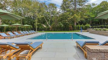 Een seizoensgebonden buitenzwembad en parasols bij het zwembad