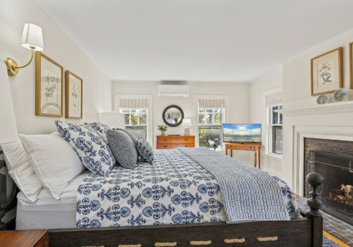 Manner House 3rd Floor - 1 King | Premium bedding, individually decorated, individually furnished