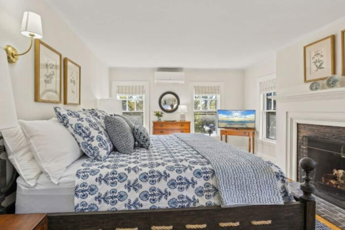 Manner House 3rd Floor - 1 King | Premium bedding, individually decorated, individually furnished