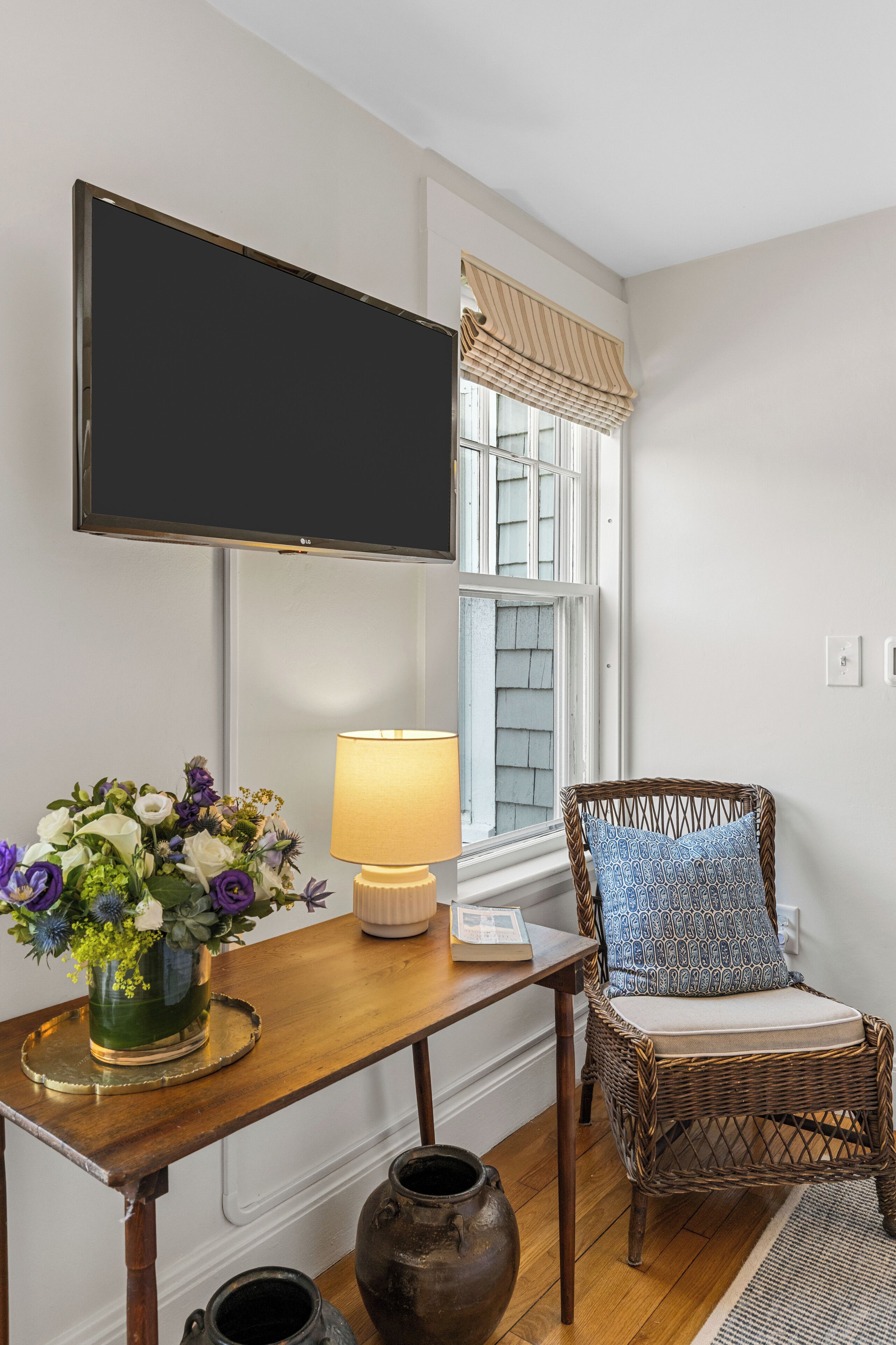 Manner House 2nd Floor - 1 Queen | 高級寢具、獨特設計、獨特裝修、熨斗/熨衫板