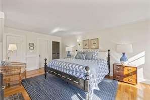 North Cottage King | Iron/ironing board, free WiFi, bed sheets