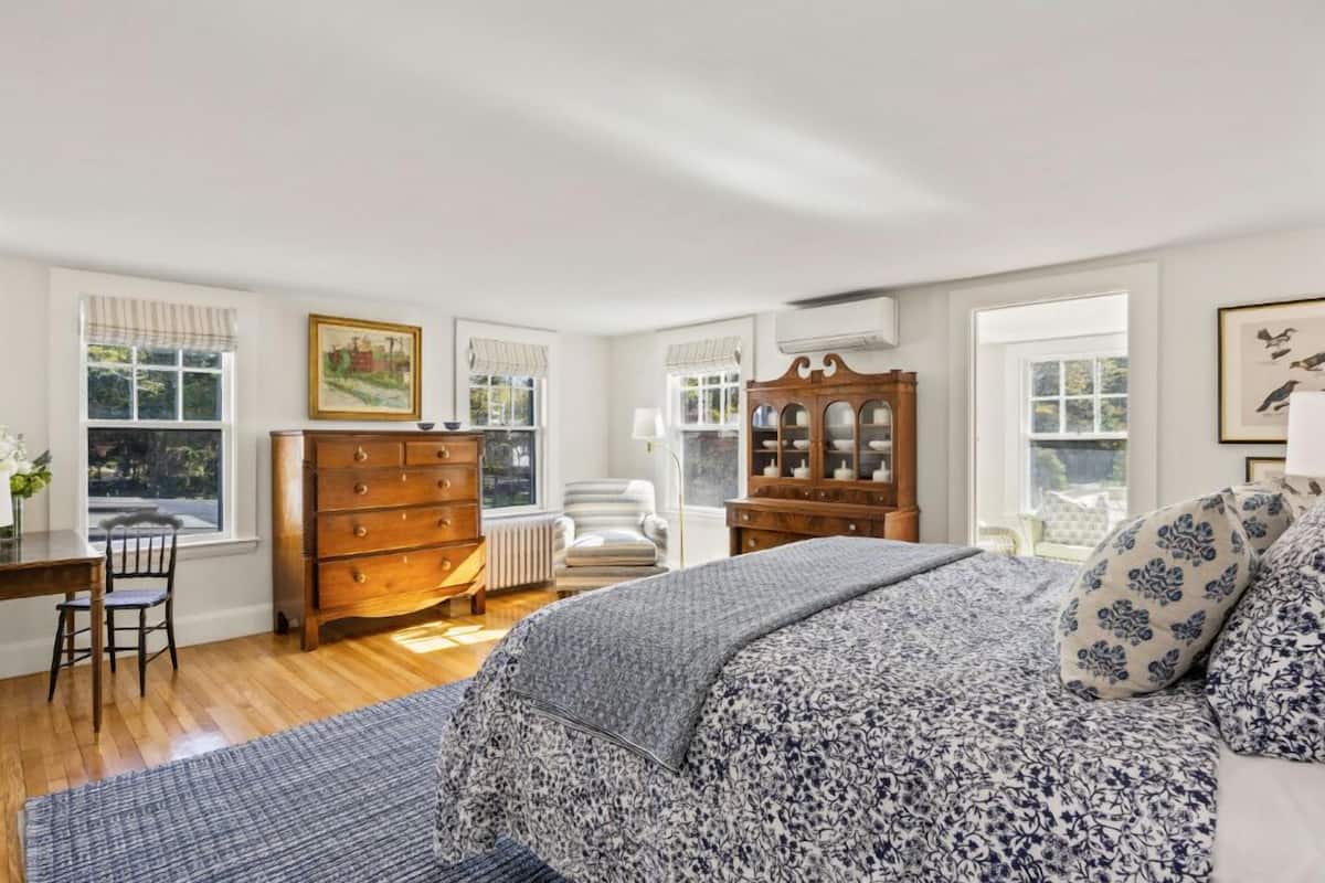Luxury Room, 1 King Bed, Courtyard View | Iron/ironing board, free WiFi, bed sheets
