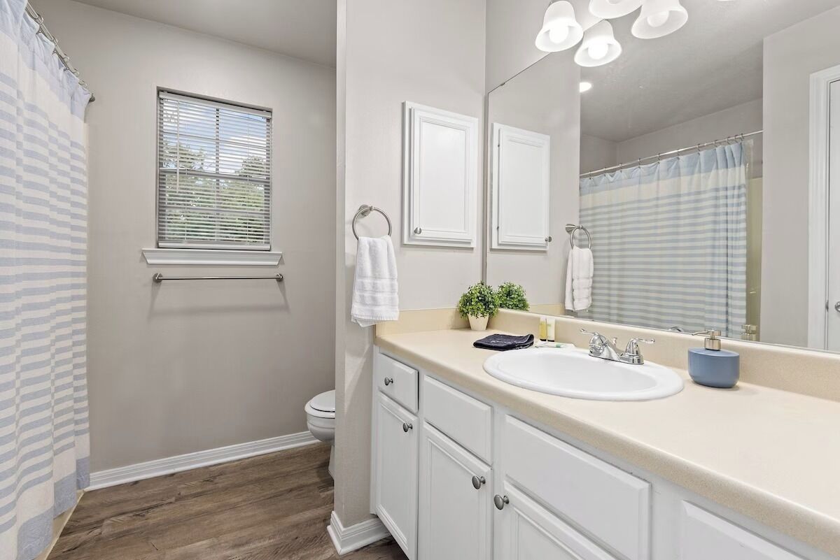 Dusj, hårføner, håndklær og såpe