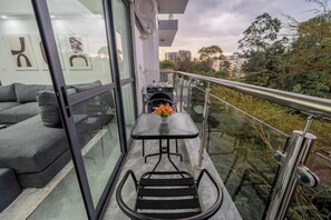 Outdoor dining - Riverside 2BR Sheva Suites (Nairobi)