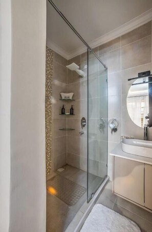 Serviettes fournies, savon, papier toilette