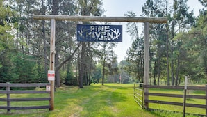 Una puerta de madera con un letrero que dice "Pine Haven" y un letrero de "Prohibido el paso".
