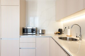 Køleskab, mikrobølgeovn, ovn, kogeplade