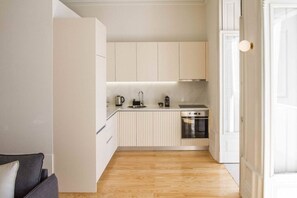 ثلاجة، ميكروويف، فرن، موقد طهي مسطح