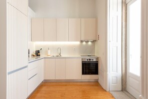 Fridge, microwave, oven, stovetop - Modern Charming Loft with balcony in central Porto by Lisbeyond (Porto)