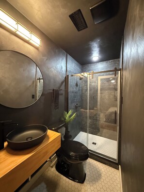 Een douche, een haardroger, handdoeken, zeep