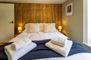 1 bedroom, desk, iron/ironing board, free WiFi - Welcome to The Bolt Hole, a charming one-bedroom apartment sleeping up to three guests, set within a handsome Georgian townhouse in the heart of Whitby, dog friendly.<br>Leesholme is a Grade II listed Georgian building. (Whitby)